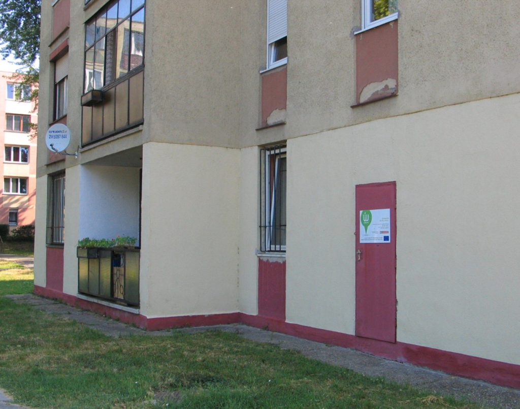 Az uniós támogatást jelző tábla a Köztársaság út 34-39. számú házon (116-os hőközpont) :  