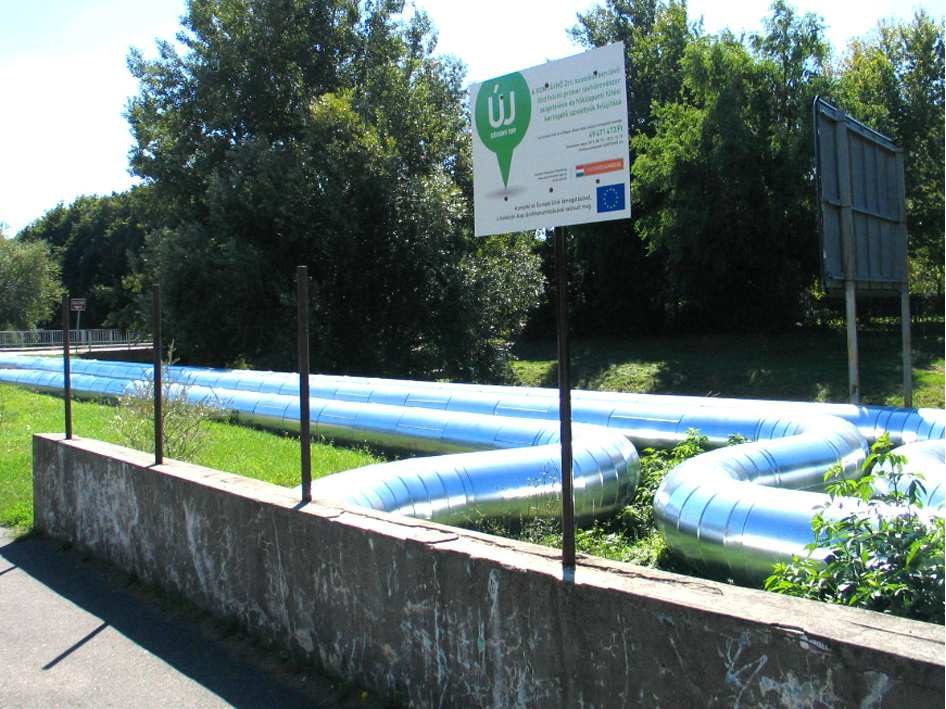 A támogatást jelző tábla elhelyezése a vezeték kiindulópontja közelében :  